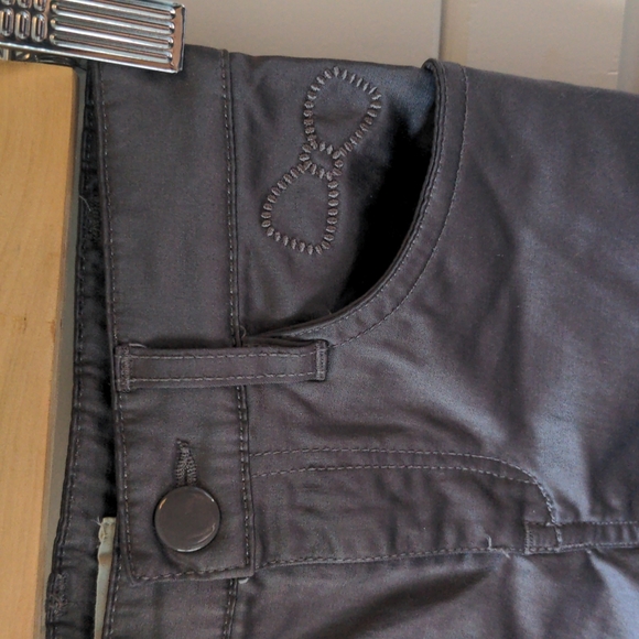 H&M shiny pewter bow decal pants. Size 3-4 yrs - Picture 2 of 4